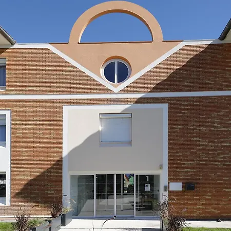 Sweetly Isatis De Lägenhetshotell 3*